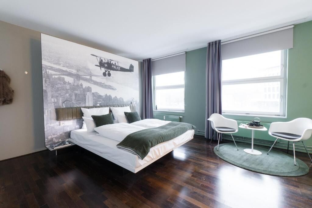 Safe på rommet, blendingsgardiner, lydisolert og strykejern/-brett