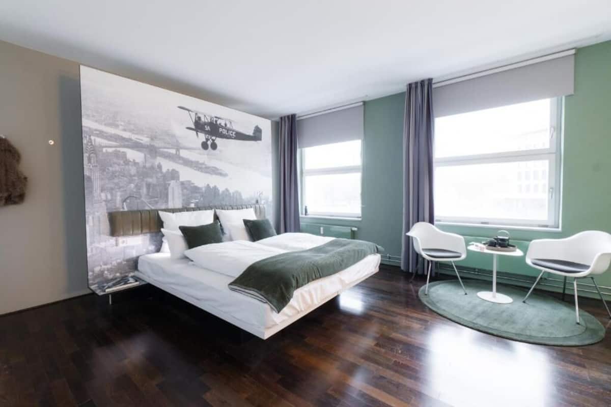 Safe på rommet, blendingsgardiner, lydisolert og strykejern/-brett