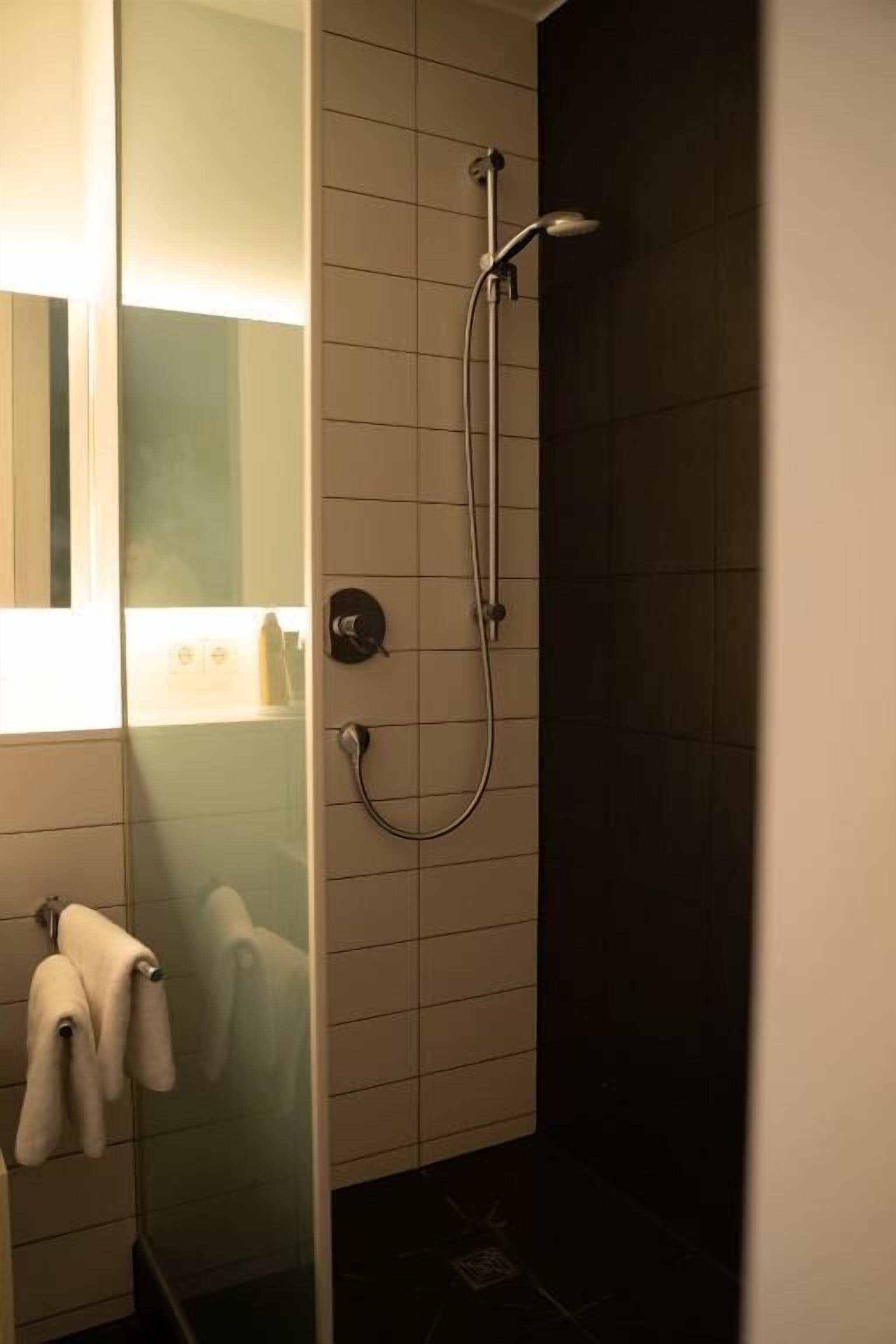 Jabón, champú y papel higiénico