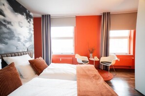 Safe på rommet, blendingsgardiner, lydisolert og strykejern/-brett