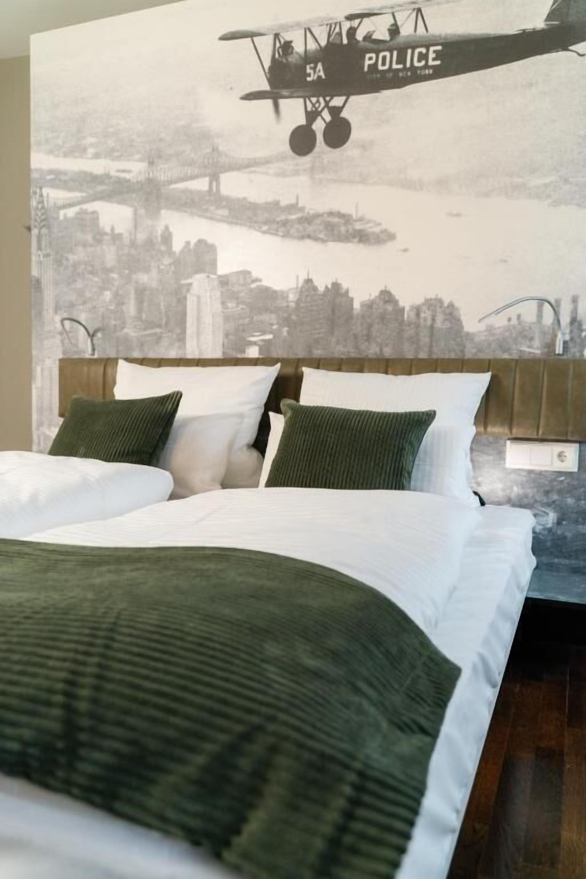 Dobbeltrom – standard, byutsikt | Safe på rommet, blendingsgardiner, lydisolert og strykejern/-brett