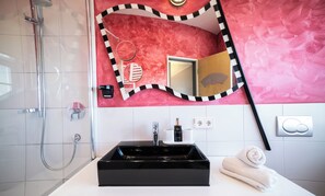 Habitación Signature, vistas a la ciudad | Baño | Jabón, champú y papel higiénico