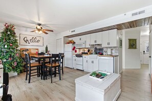 Condo, 1 Katil Raja (King) dengan Katil Sofa, Balcony (Ashley's Forgetaway) | Dapur peribadi