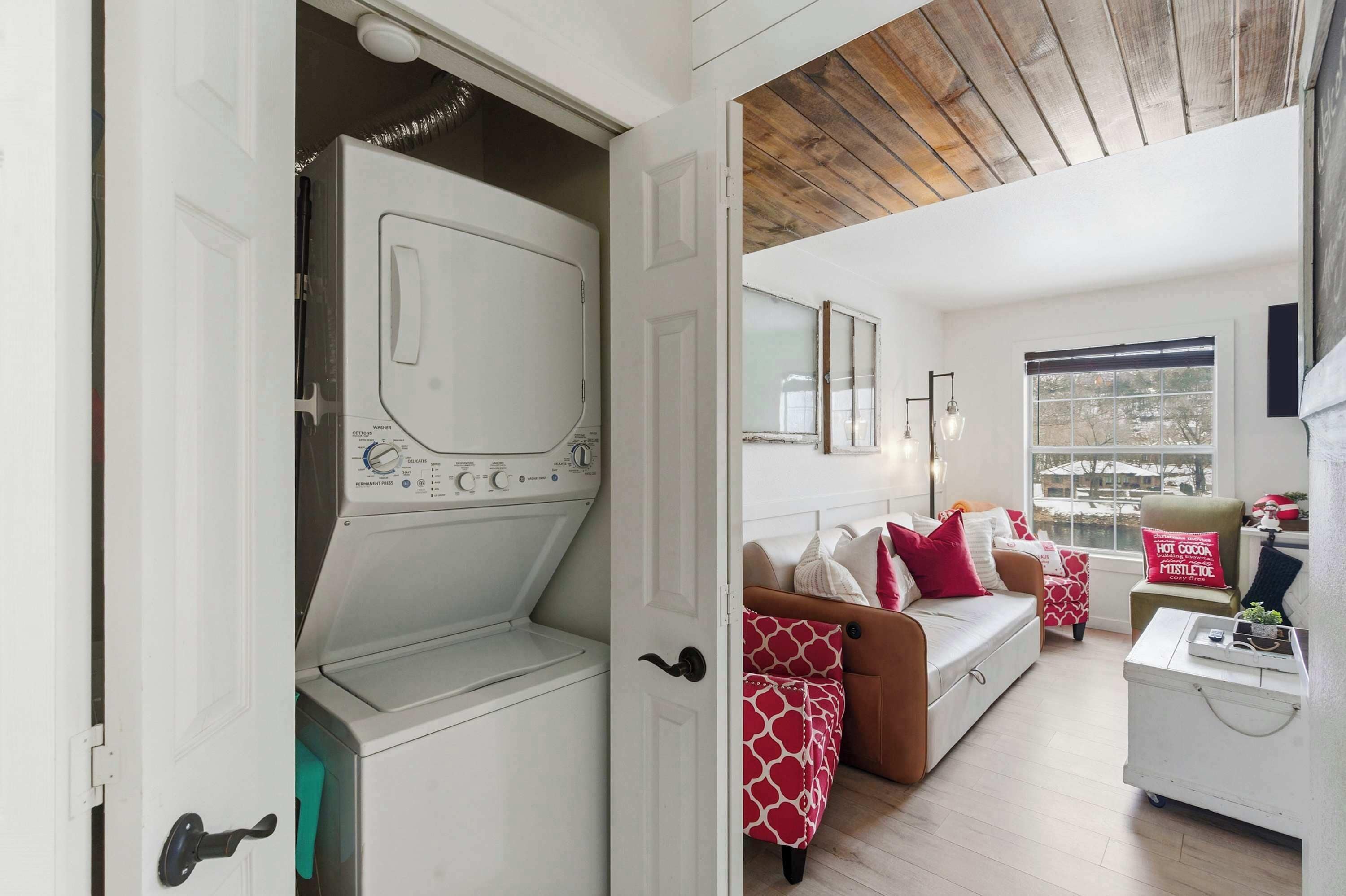 Condo, 1 King Bed with Sofa bed, Balcony (Ashley's Forgetaway) | Laundry