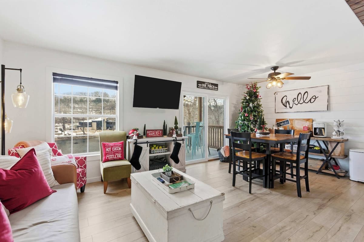 Condo, 1 King Bed with Sofa bed, Balcony (Ashley's Forgetaway) | Living area