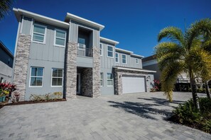 Exterior - Luxury Home Built For Golfers. Pro Shop | Locker Room | Full Swing Sim | Indoor Putting Green | Bowling | Poker Room | Arcade Room (Reunion)