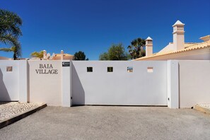 المنطقة المحيطة بالمنشأة