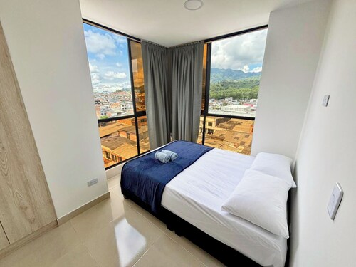 Wake up to panoramic mountain views in Guadalupe, Dosquebradas
