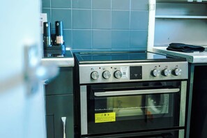 Une cuisine équipée d’un four encastré et d’une plaque de cuisson.