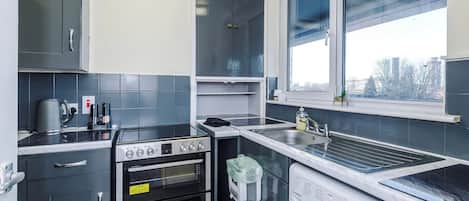Coffee/tea maker, fridge, microwave, oven