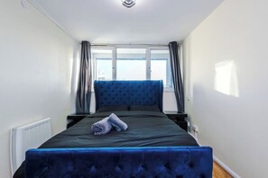 1 habitación, escritorio, tabla de planchar con plancha y wifi