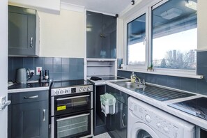 冷蔵庫、電子レンジ、オーブン、コンロ