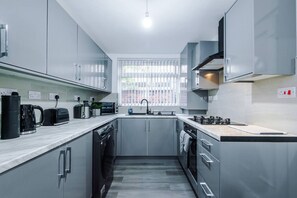 Private kitchen - Modern 2 bed House - Close City Centre, Parking (Greater Manchester)