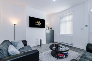 TV - Modern 2 bed House - Close City Centre, Parking (Greater Manchester)