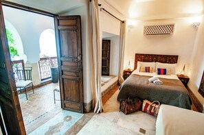 12 عدّة غرف نوم ومكواة/لوح كي وواي فاي وملاءات أسرّة