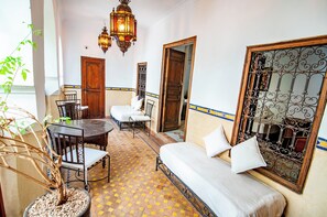 المنشأة من الداخل