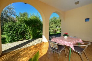 Departamento, 1 habitación, patio, vista al jardín | Terraza o patio