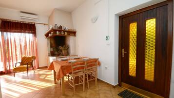 Apartment, 1 Schlafzimmer, Terrasse, Gartenblick | Esszimmer