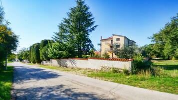 Apartment, 1 Schlafzimmer, Terrasse, Gartenblick | Unterkunftsgelände