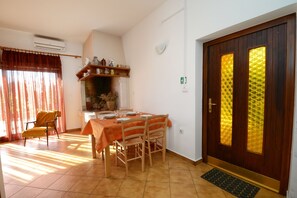 Apartment, 1 Bedroom, Patio, Garden View | Dining room