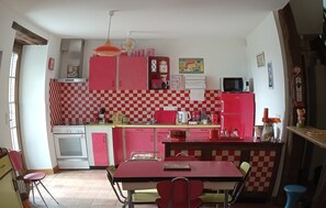 Jääkaappi, mikroaaltouuni, uuni, liesi