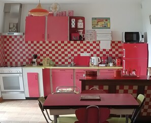 Réfrigérateur, four à micro-ondes, un four, surface de cuisson