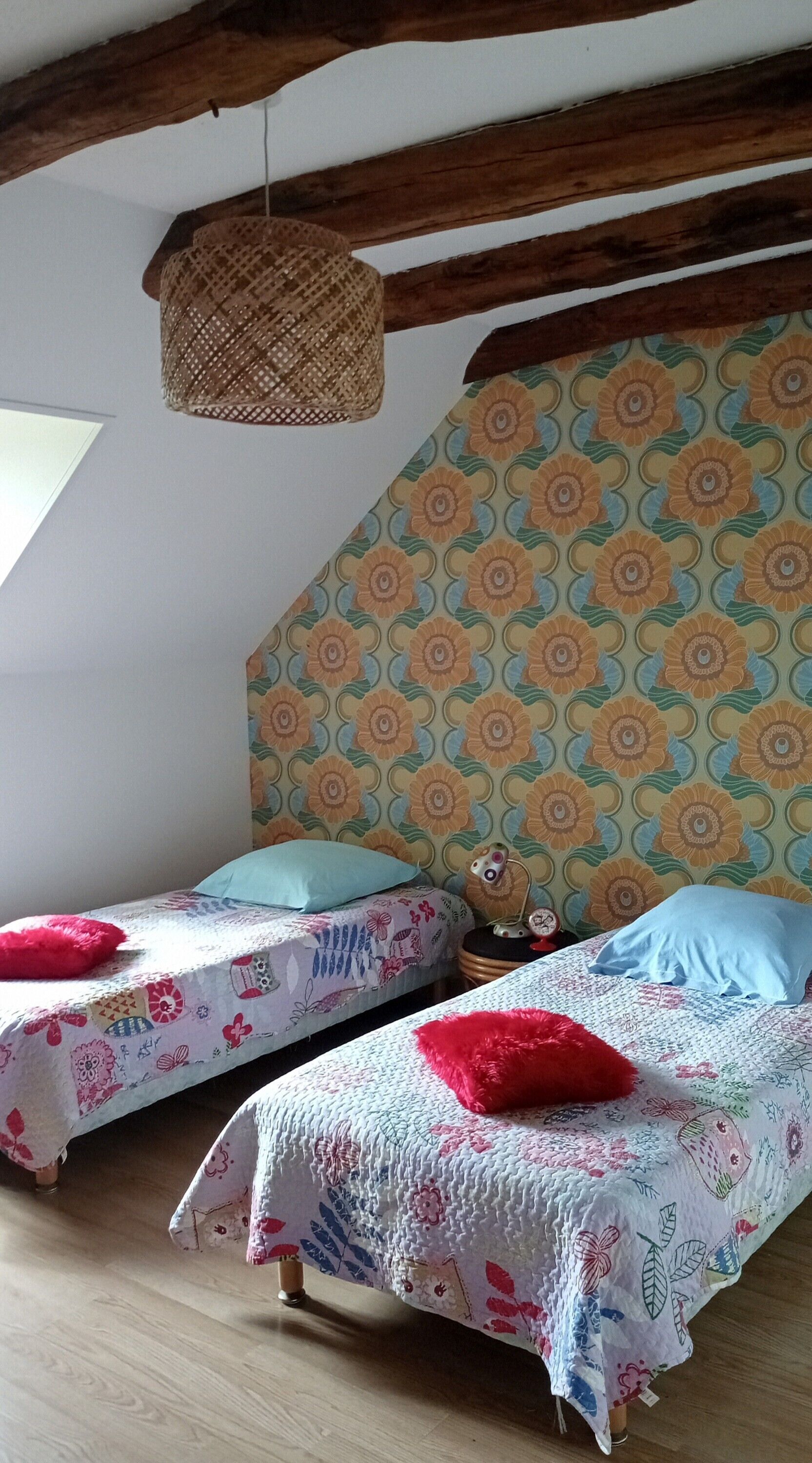 Silitysrauta/-lauta, Wi-Fi, vuodevaatteet