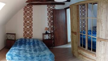 Iron/ironing board, WiFi, bed sheets