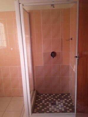 Standard-Doppelzimmer | Badezimmer | Handtücher, Seife, Toilettenpapier