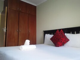 Habitación estándar doble | Escritorio, tabla de planchar con plancha, wifi gratis