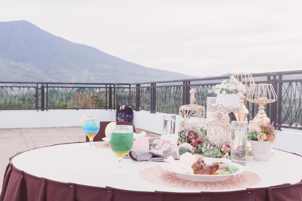 2 restaurants, breakfast, lunch, dinner served; Indonesian cuisine 