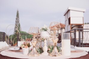 2 restaurantes, se sirven desayunos, comidas, cenas y cocina indonesia