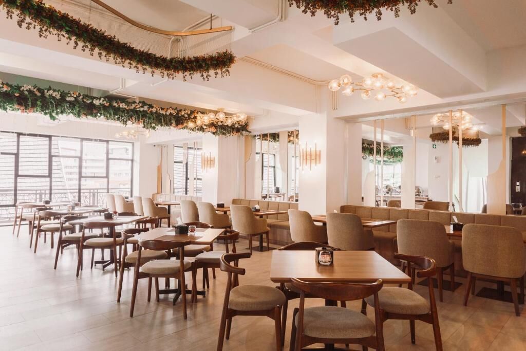 2 間餐廳，供應早餐、午餐和晚餐，印尼料理