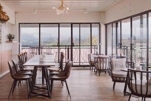 2 restaurants; breakfast, lunch, dinner, and brunch served - Fahira Hotel Bukittinggi Syariah (Bukittinggi)