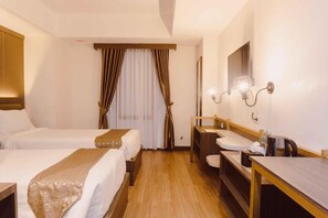 Desk, blackout curtains, iron/ironing board, free WiFi - Fahira Hotel Bukittinggi Syariah (Bukittinggi)