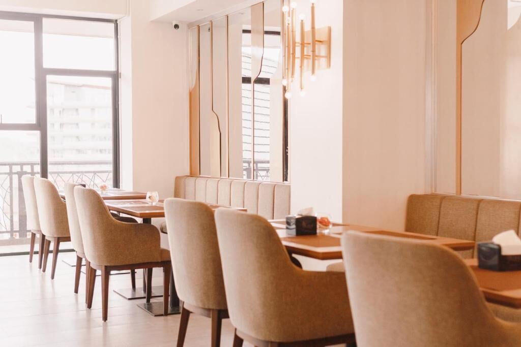 2 間餐廳，供應早餐、午餐和晚餐，印尼料理