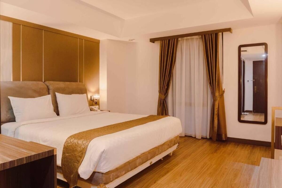 Dobbeltrom – deluxe, byutsikt | Skrivebord, blendingsgardiner, strykejern/-brett og wi-fi (inkludert)