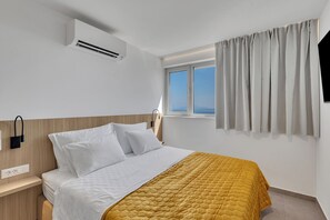 Een strijkplank/strijkijzer, internet, beddengoed