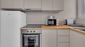 Een moderne keuken met een inbouwoven, een magnetron en een broodrooster.