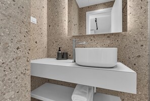 Een douche, een haardroger, handdoeken, zeep