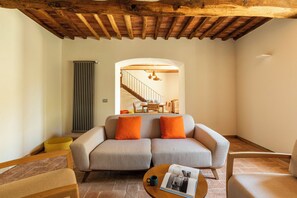 电视、壁炉、书