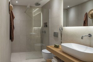 Haartrockner, Bidet, Handtücher, Seife