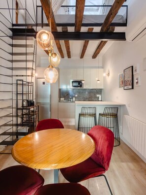 Dining - The Hidden Loft – Antón Martín Metro (Madrid)