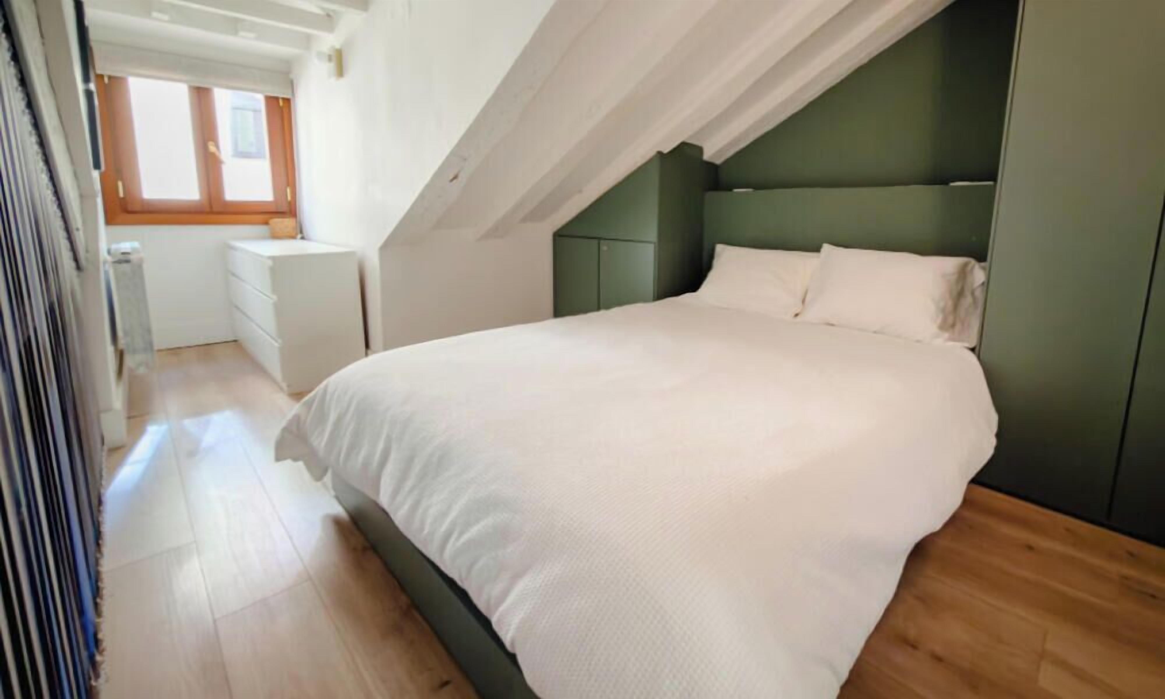 Desk, iron/ironing board, WiFi, bed sheets