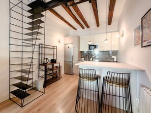 Fridge, microwave, oven, stovetop - The Hidden Loft – Antón Martín Metro (Madrid)