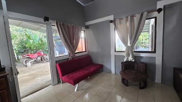 Ferienhaus, 2 Schlafzimmer, Raucher, Terrasse | Wohnzimmer