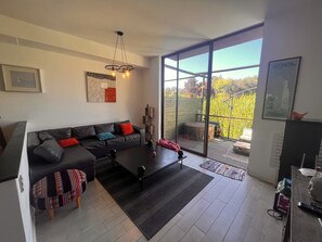 Perhehuoneisto, parveke, näköala laaksoon | Oleskelualue