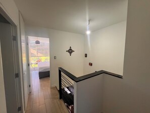 Perhehuoneisto, parveke, näköala laaksoon