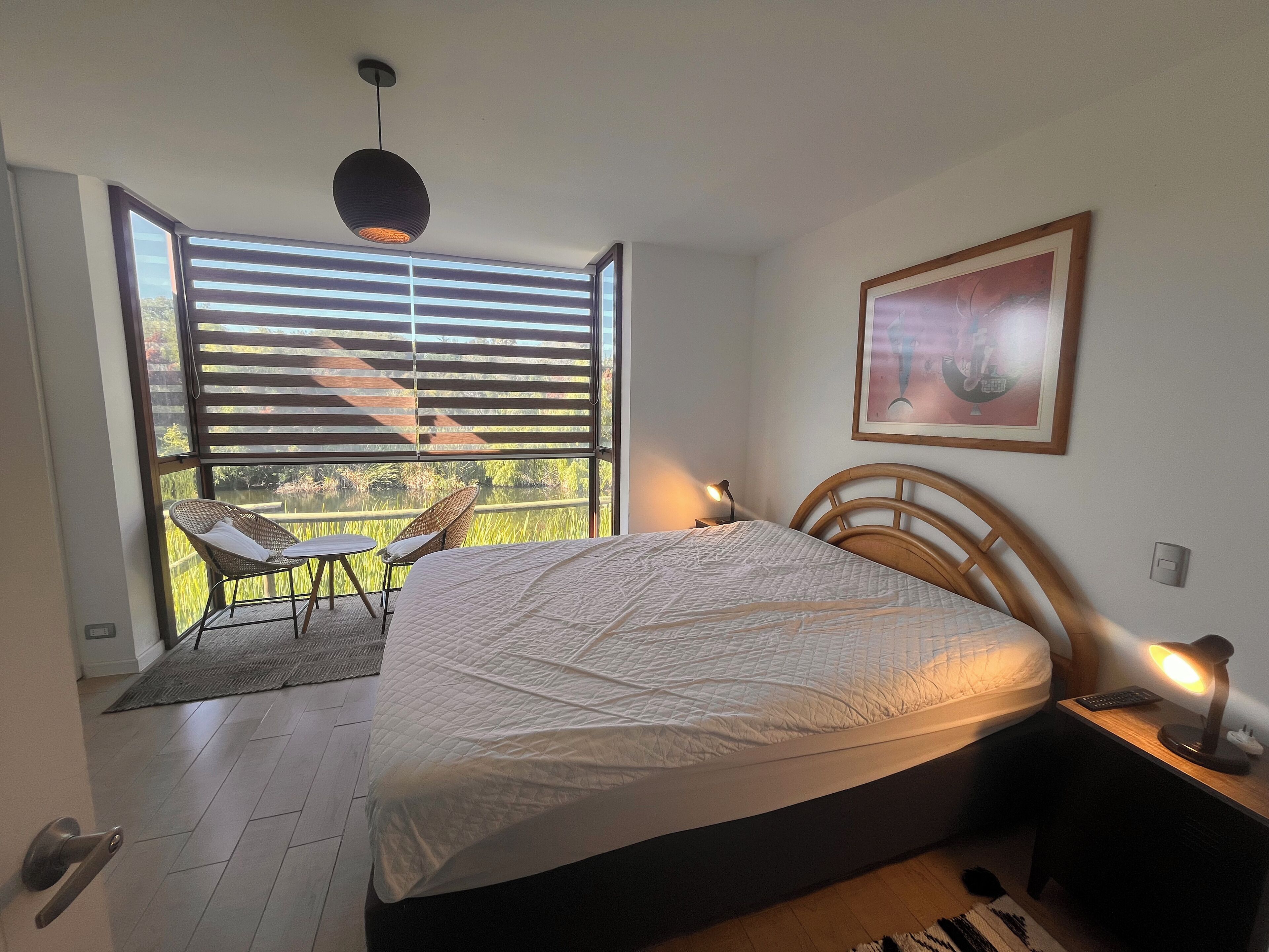 Perhehuoneisto, parveke, näköala laaksoon