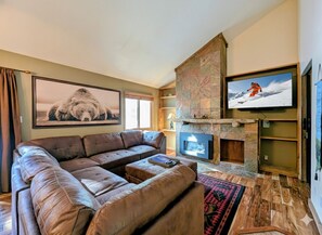 Smart TV, fireplace, stereo - New Listing | King Beds | Pool/Hot tub (Keystone)